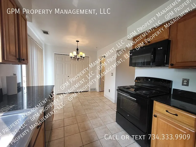 20027 Village Green Ct — Photo 6