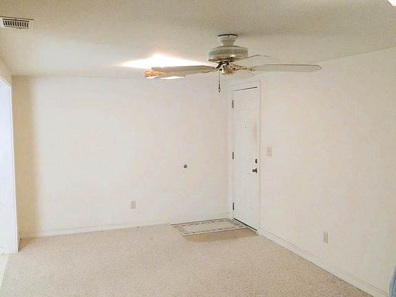 Rec room adjoins brfst nook