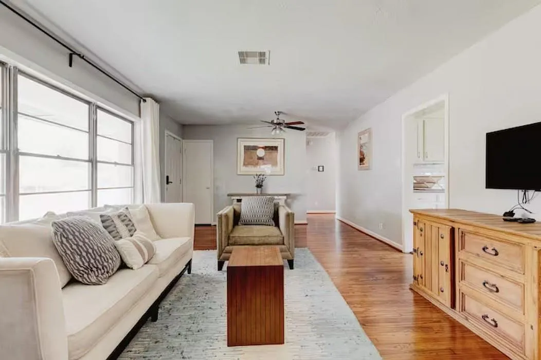 3 bed, 1.0 bath, 1213 sqft, $1,600 — Photo 4