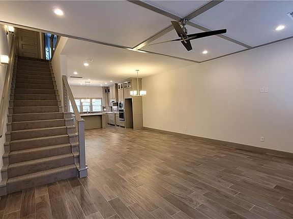 3rd image of 424 NW Retreat Ln