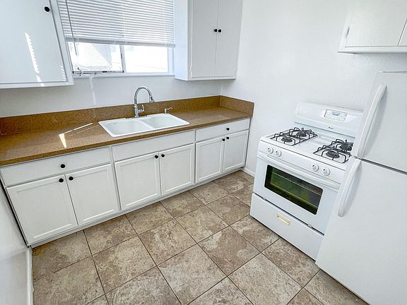 4th image of 1421 1/2 N Hayworth Ave