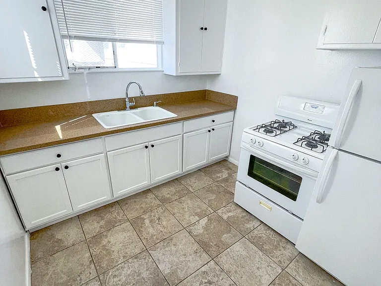 1421 1/2 N Hayworth Ave — Photo 4