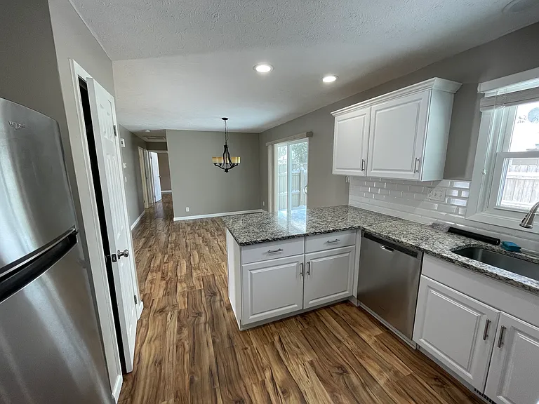 221 Bucyrus Ave — Photo 5