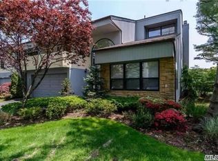 95 Eagle Chase, Woodbury, NY 11797