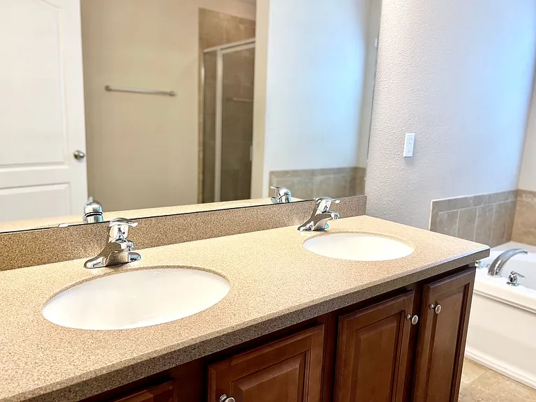 1009 Mayfair Creek Ct — Photo 14