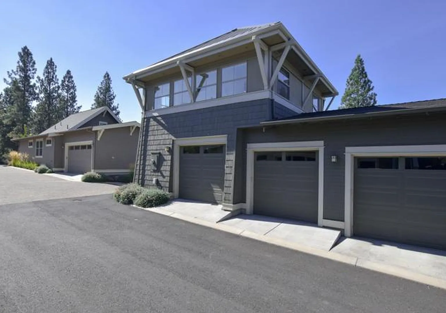 Charming 1 Bedroom Townhome with 1 car garage in NWX! — Photo 4