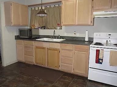 4th image of 614 Poplar St