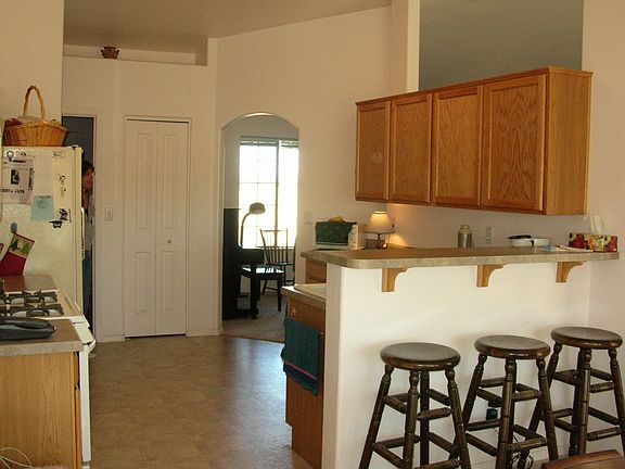 Open kitchen w/breakfast bar 