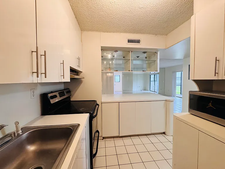 20681 NE 4th Pl #105 — Photo 2