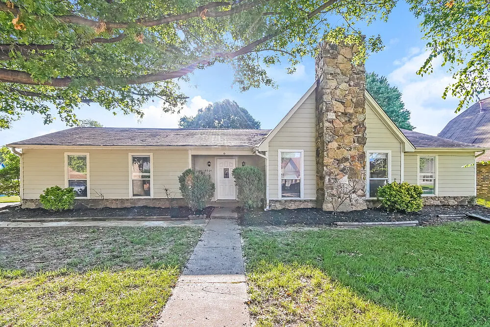 3 bed, 2.0 bath, 1910 sqft, $1,680 — Photo 1