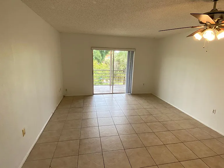 4304 NW 9th Ave #3-3B-3B3 — Photo 5