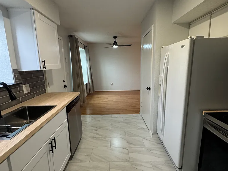 323 Towne House Ln — Photo 13