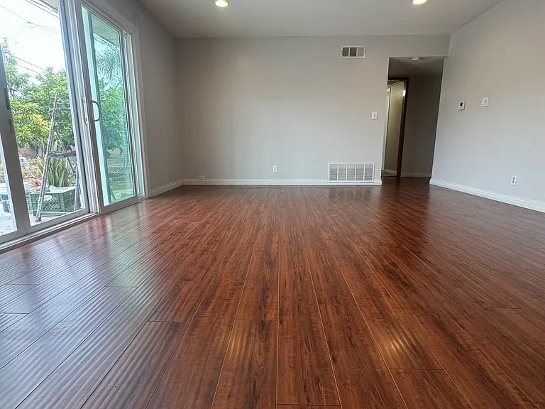11711 Clover Ln — Photo 2