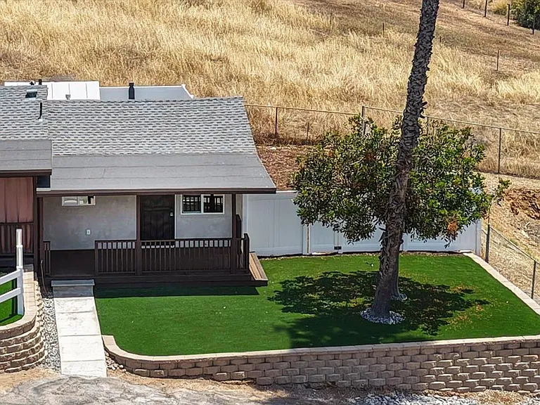 Turf, end unit with no front neighbors
