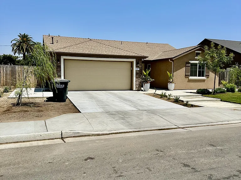 677 Country Pl — Photo 3