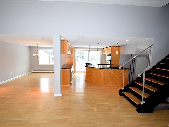 3rd image of 80 Oakhill Dr