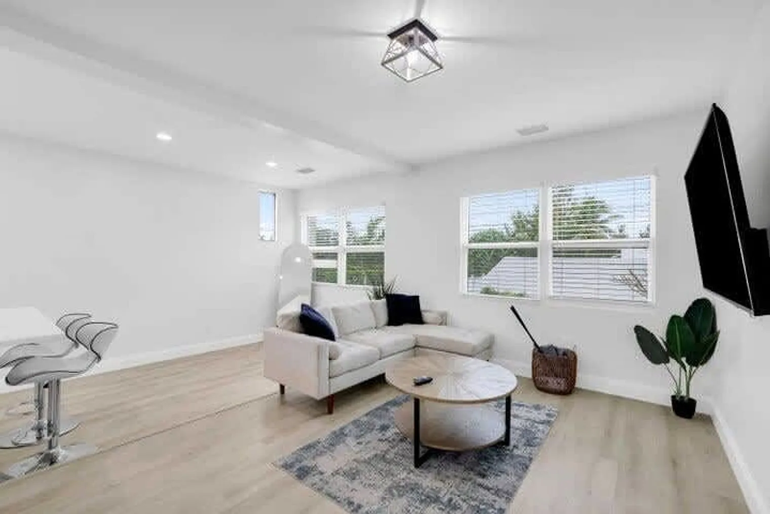 2 bed, 1.0 bath, $4,343 — Photo 3