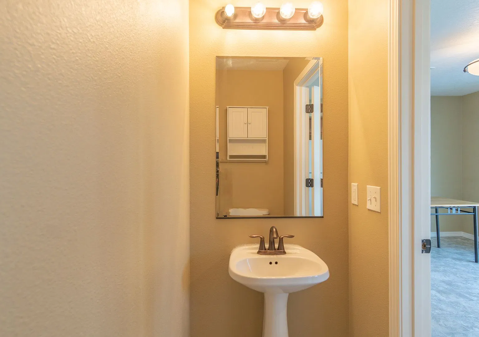 3 Bedroom, 2 bathroom townhouse on Sunnyside Hill! — Photo 1