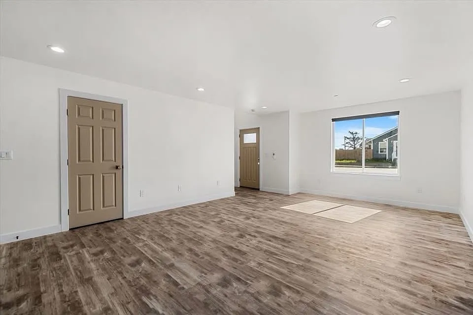 775 E St - B — Photo 2
