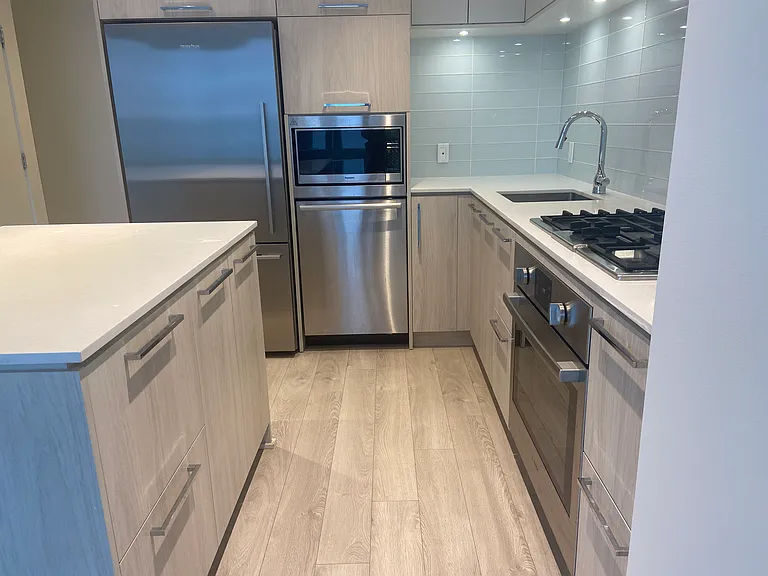 680 Seylynn Cres #1604 — Photo 4