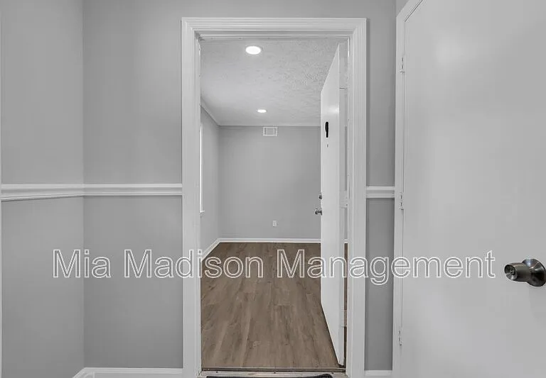 111 E Mell St #7 — Photo 3