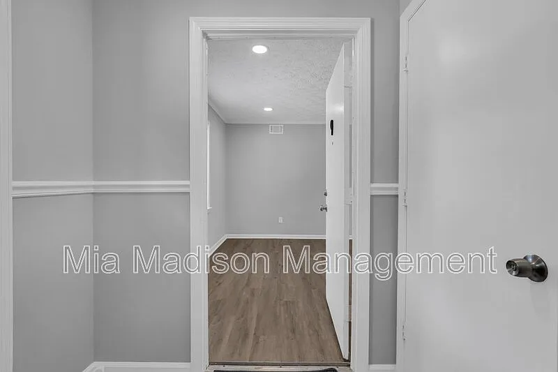 Building Photo - 111 E Mell St #7