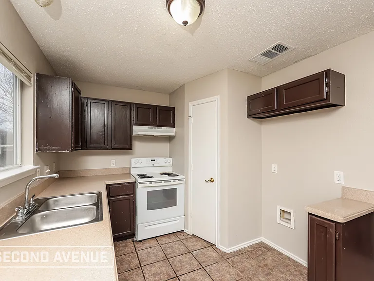 12931 Parker Ct — Photo 7
