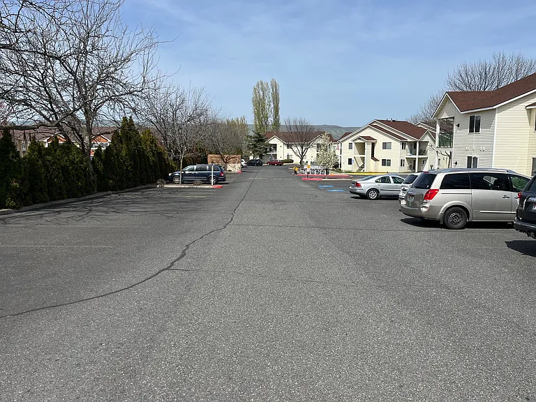 Turnberry Apartments — Photo 12
