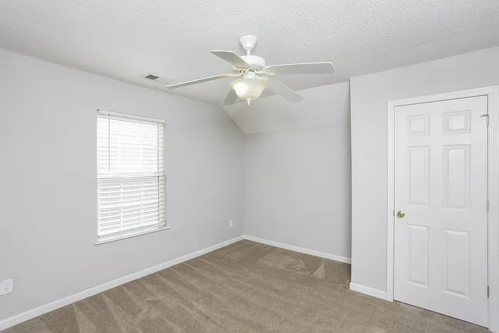 313 Denman Loop — Photo 8