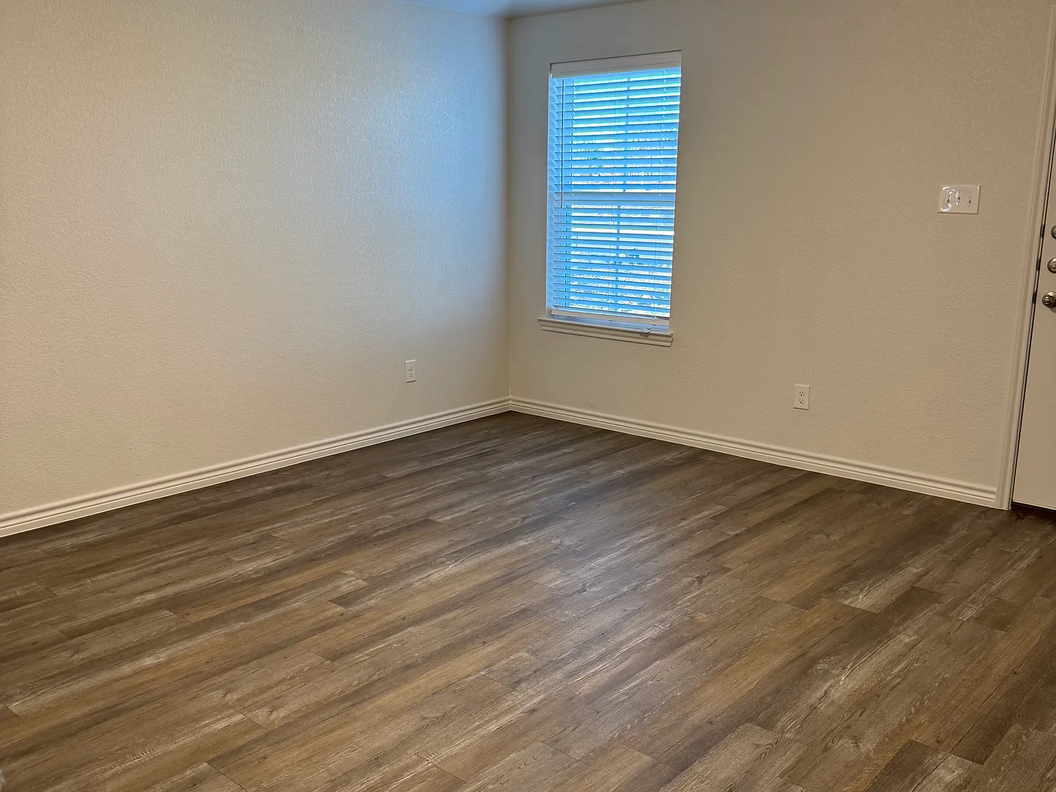 3 bed, 1300 sqft, $1,500 — Photo 2