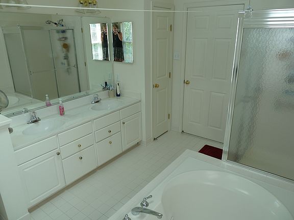 Double Sinks:Separate Shower