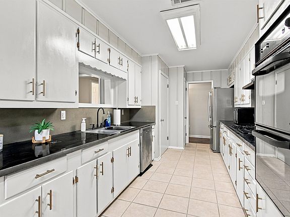3rd image of 114 Lauren Ln