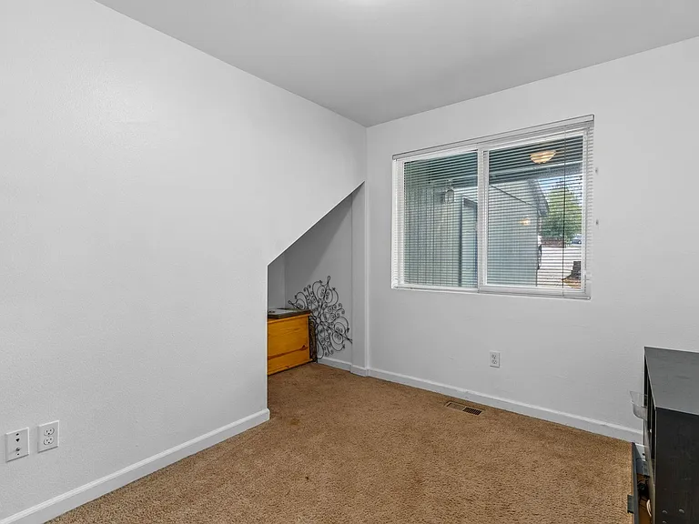 Unfurnished bedroom that can be an office