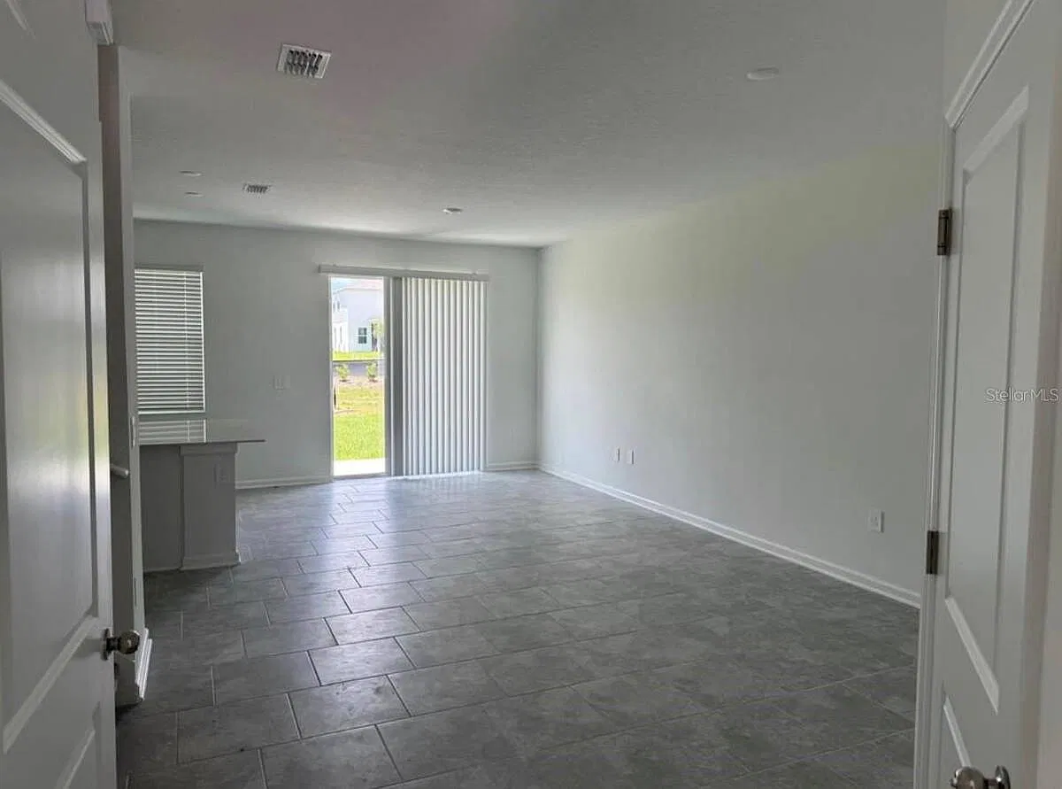 3 bed, 2.5 bath, 1689 sqft, $1,800 — Photo 4