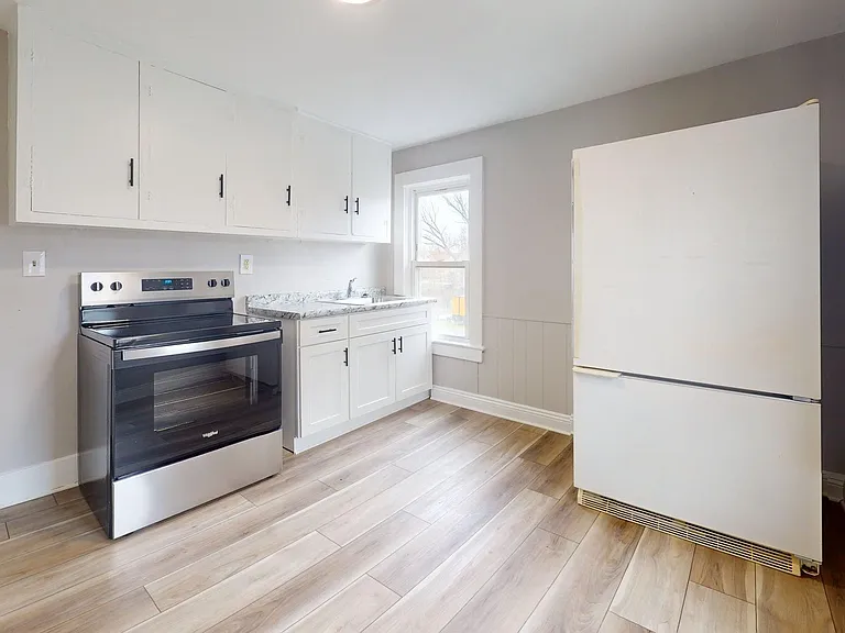 1031 W 9th St — Photo 38