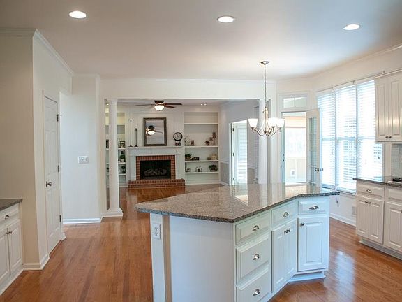 5th image of 2769 Lake Forest Trl