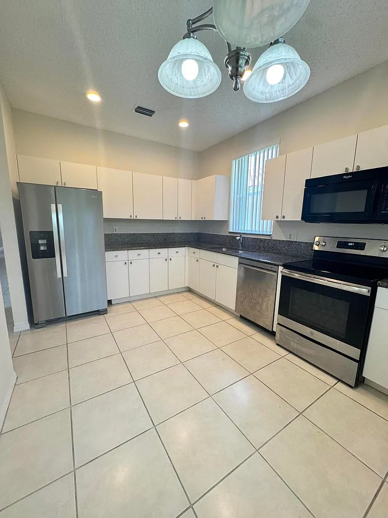 3 bed, 1469 sqft, $3,000 — Photo 2