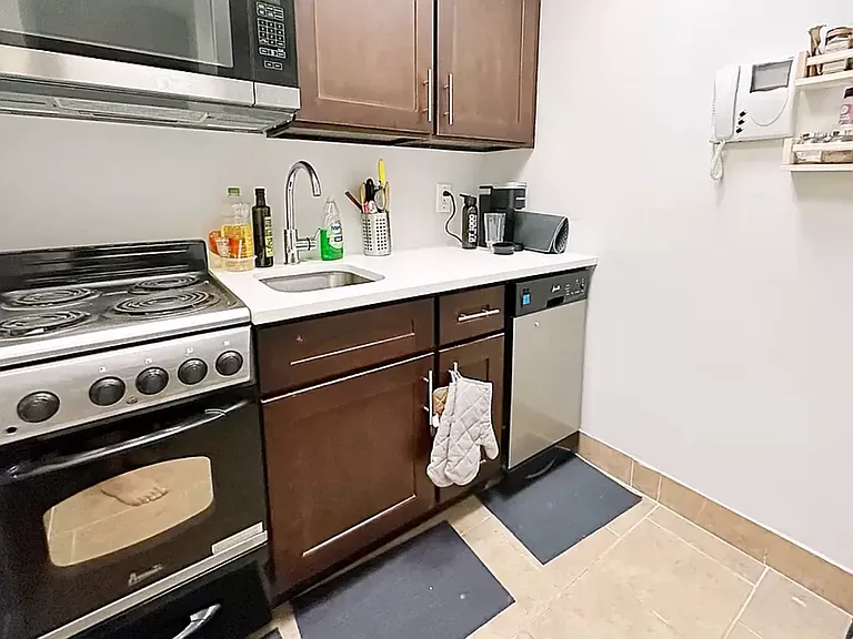 333 W 43rd St #4A — Photo 5