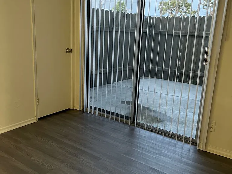 5910 Warren St — Photo 12