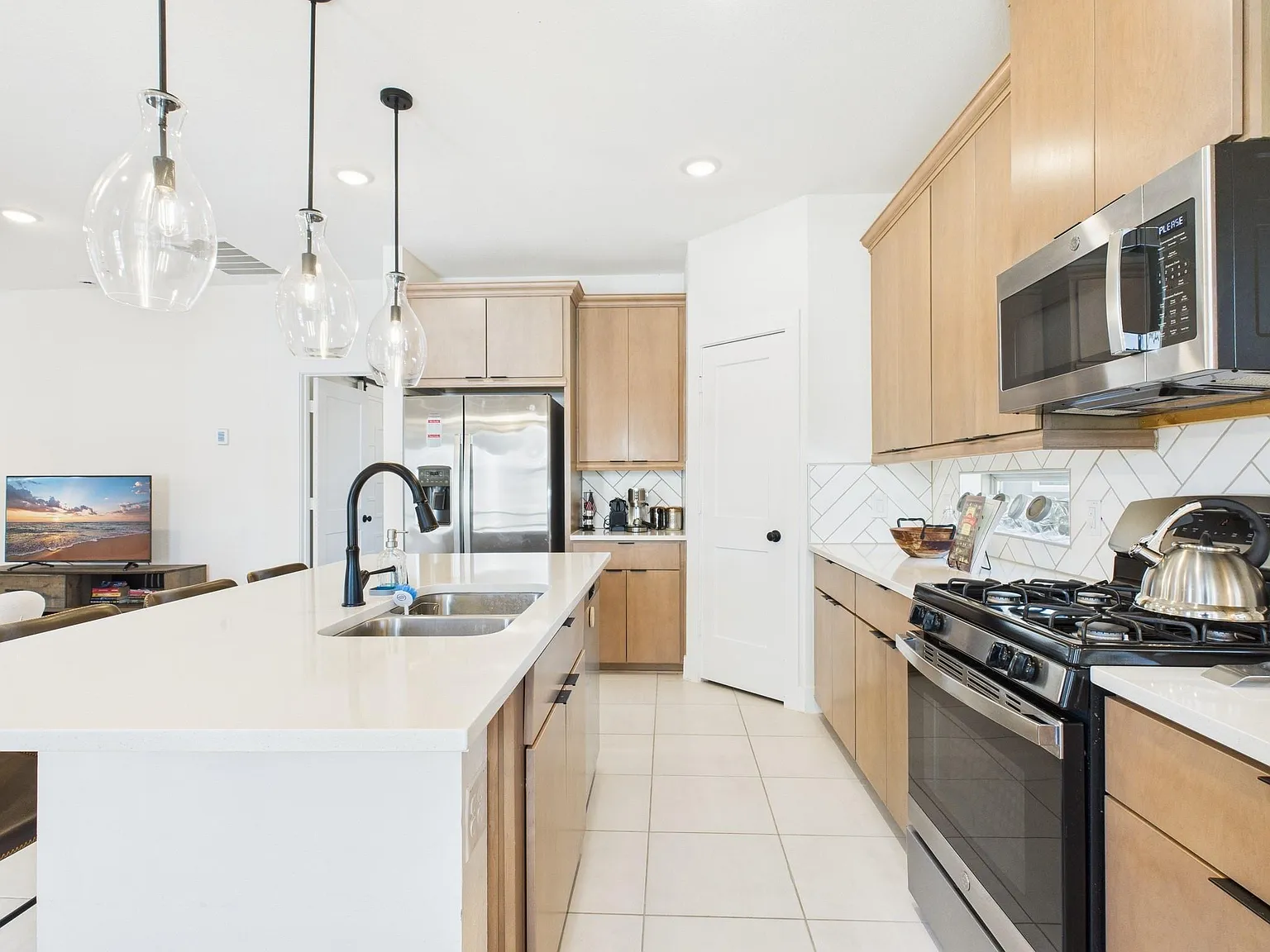 3 bed, 2.0 bath, 1474 sqft, $2,500 — Photo 4