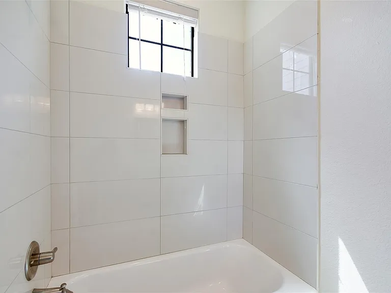 18400 Lakepoint Cv — Photo 33