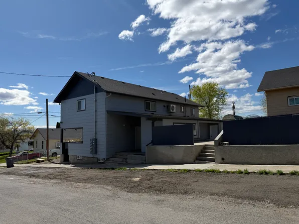 206 7th St #1-2-3, Zillah, WA 98953