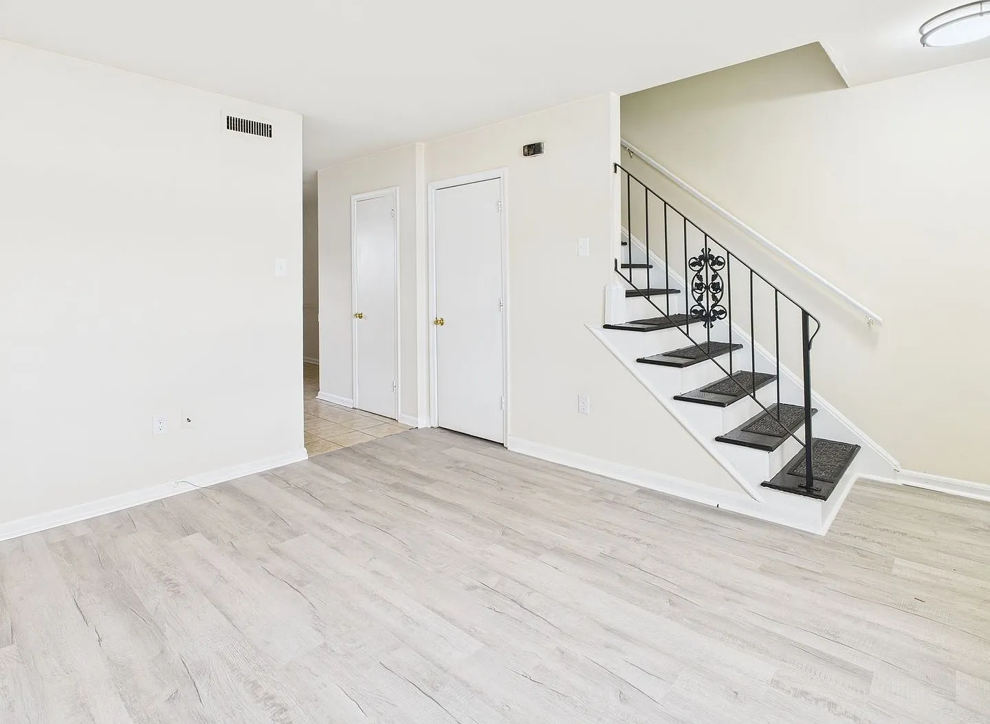 2 bed, 1.5 bath, 959 sqft, $1,250 — Photo 2