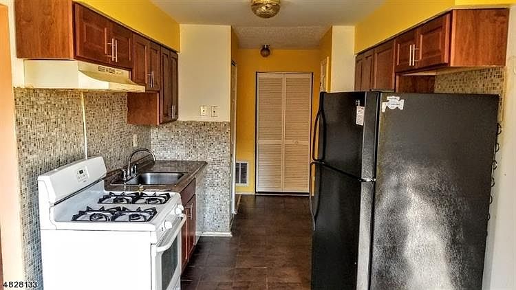 2nd image of 822 Edison Glen Ter