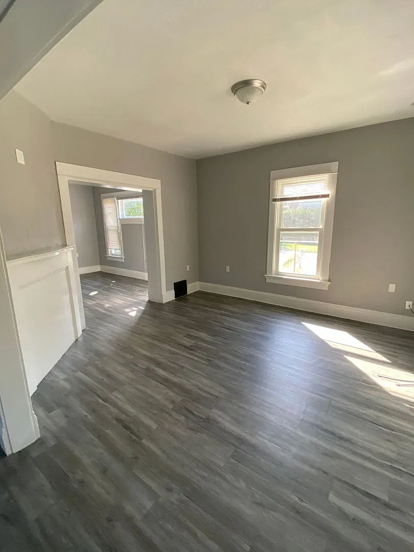 3 bedroom 1 1/2 bath home in Rock Island — Photo 3