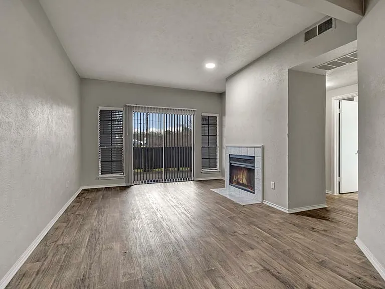 1303 Main — Photo 7