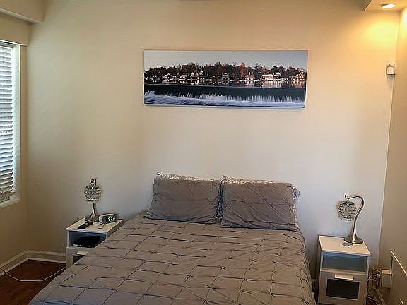 Bedroom with Queen Bed