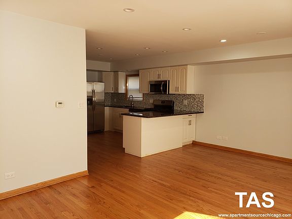 3rd image of 1833 N Wolcott Ave APT Ch