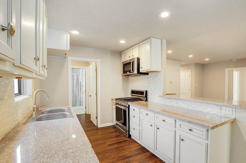 2nd image of 1404 Oakmont Dr