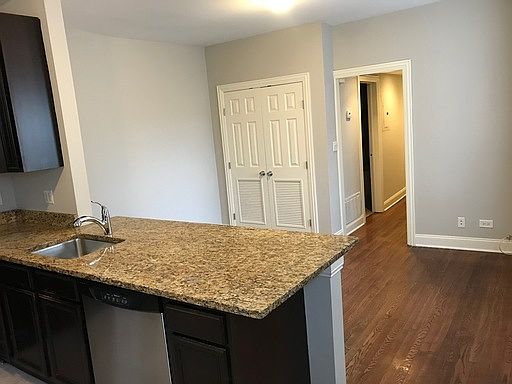 3rd image of 4008 N Hamlin Ave #2S